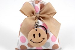 sacchetto piatto a pois rosa con portachiavi smile in legno