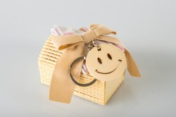 scatola in bambu con nastro a pois rosa con portachiavi smile in legno
