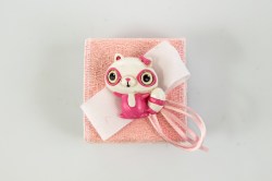 scatolina in plexiglass portaconfetti rivestita in stoffa con applicazione lemure poldina rosa